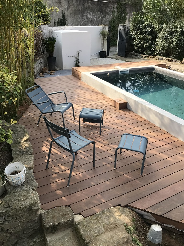 terrasse autour d'une piscine