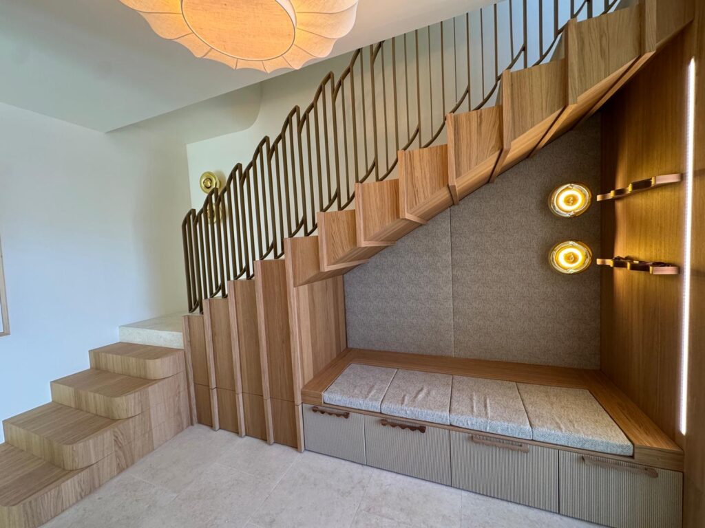 escalier avec banquette intégrée et ses rangements
