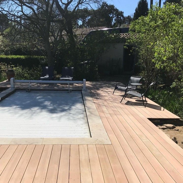 terrasse en bois autour d'une piscine
